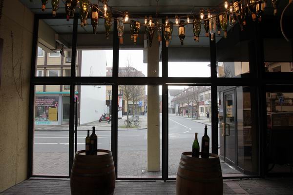 Glastrennwand aus Stahl und Glas für die Nil WEINkostBAR in Hildesheim