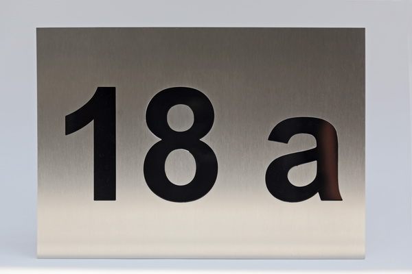 Hausnummer mit Acrylglas hinterlegt