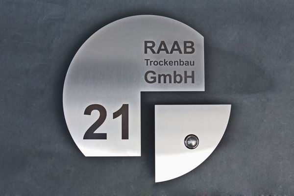 Klingelschild mit Hausnummer und Logo