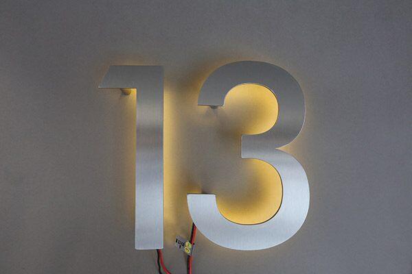Hausnummer in Edelstahl mit LED hinterleuchtet