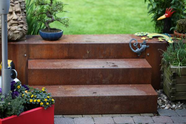 Garten Treppe und Mauerabdeckung aus rostigem Stahl