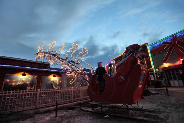 animierte Rentiere auf den Dächern im Yukon Bay im Zoo Hannover