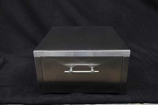 Im geschlossenen Zustand sieht man der Edelstahlschublade nicht an, wieviel hineinpasst.