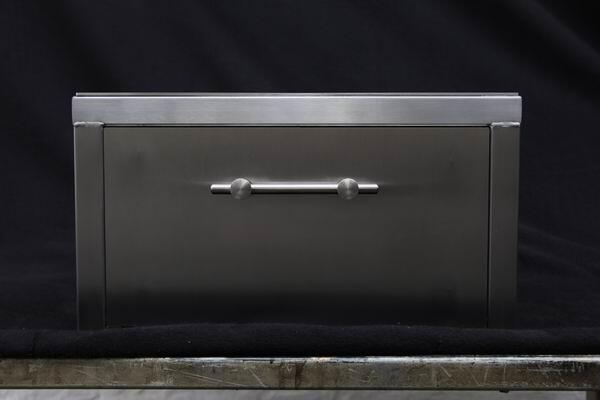 Sonderanfertigung einer Schublade aus geschliffenem Edelstahl