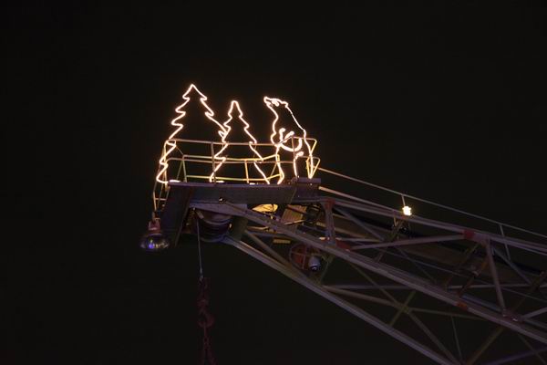 Doppeltannenbaum mit Eisbär aus Rundstahl mit einem Lichtschlauch nachgezeichnet