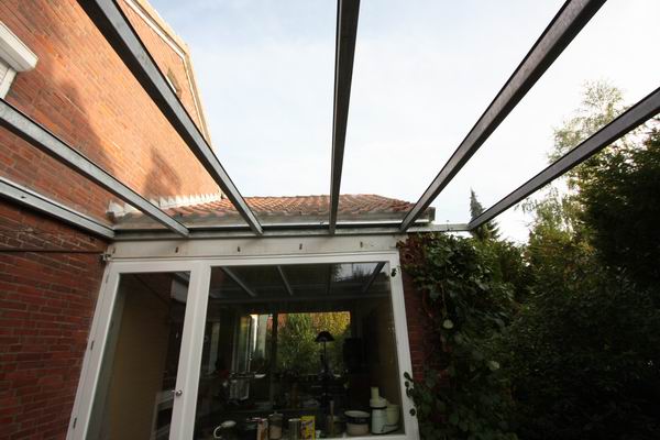 Vordach aus Sicherheits Glas mit einer feuerverzinkten Stahlkonstruktion