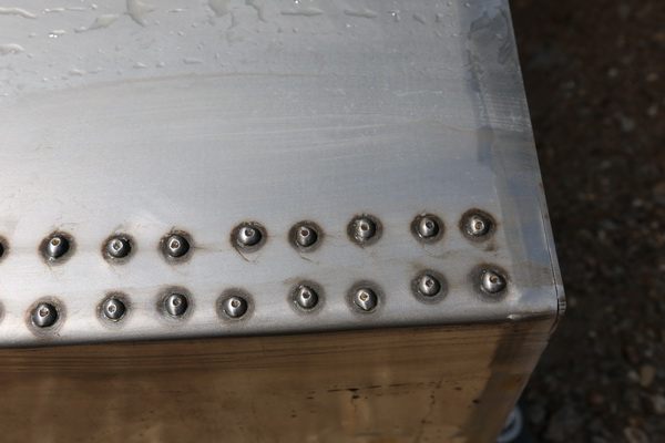 Treppe aus rostigem Stahl mit einem Kräutergarten