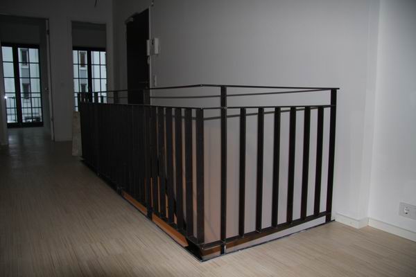 Treppe mit Treppengeländer und Brüstungsgeländer aus Flachstahl in Hamburg