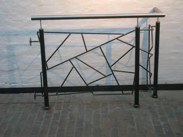 Geländer aus Stahl mit Handlauf aus Edelstahl