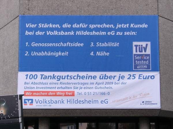 Werbe Banner aus Gitternetzplane für die Volksbank in Hildesheim