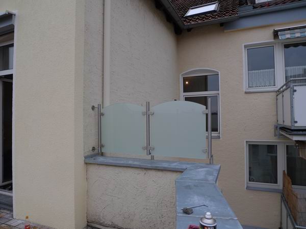 Windschutz und Sichtschutz aus Edelstahl und Sicherheitsglas (VSG)