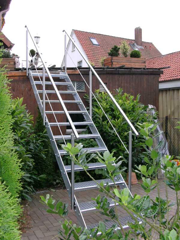Feuerverzinkte Stahltreppe mit Handl&auml;ufen und Pfosten aus Edelstahl