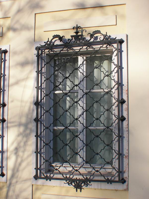 Klassisches Fenstergitter - tja ... schon in vergangenen Jahrhunderten gab es Einbrüche.