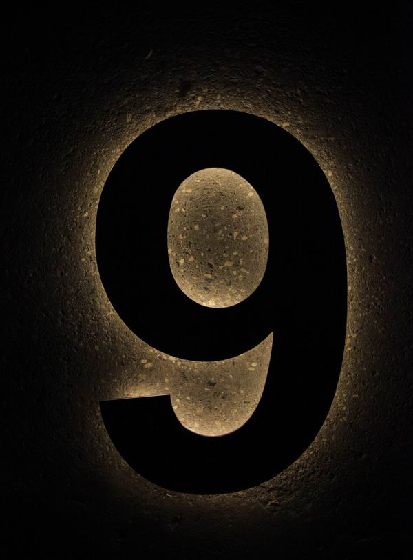 Hochwertige Edelstahlhausnummer mit LED-Hinterleuchtung