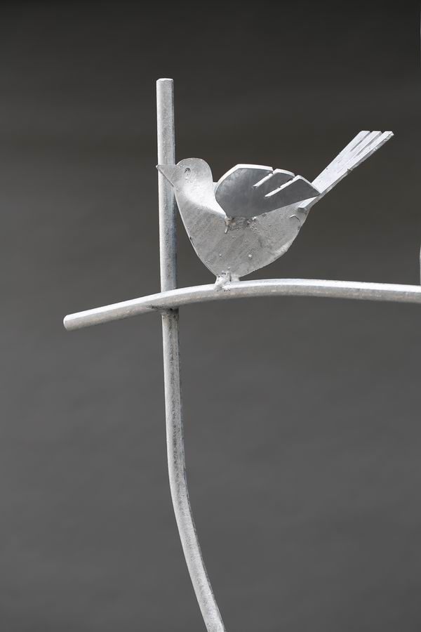 Zwei verzinkte Rankgitter mit gelaserten Vögelchen