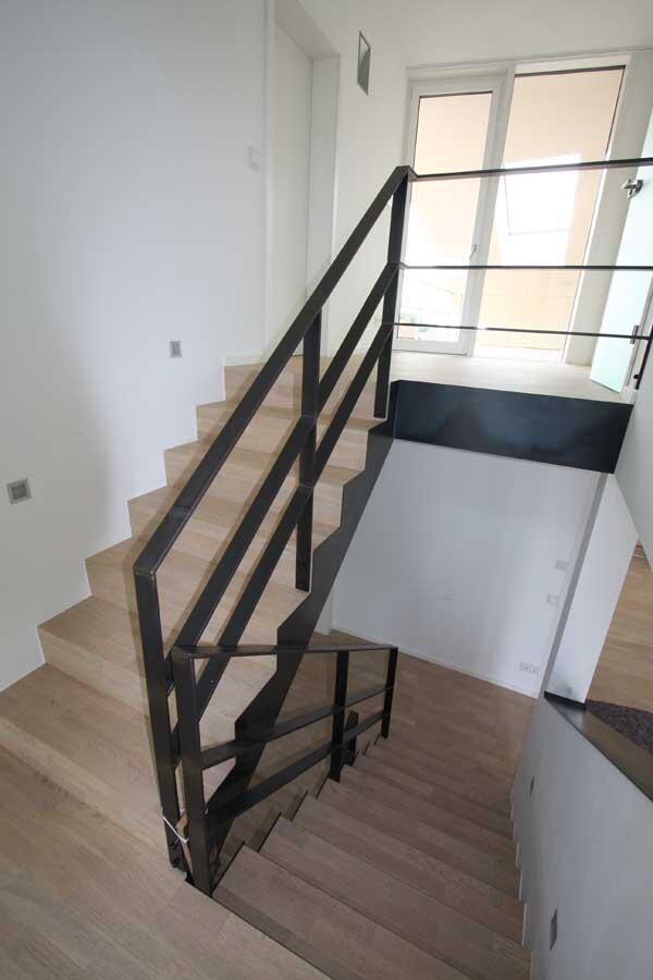 Wangenverkleidung einer Treppe aus 3mm klar lackiertem Stahlblech