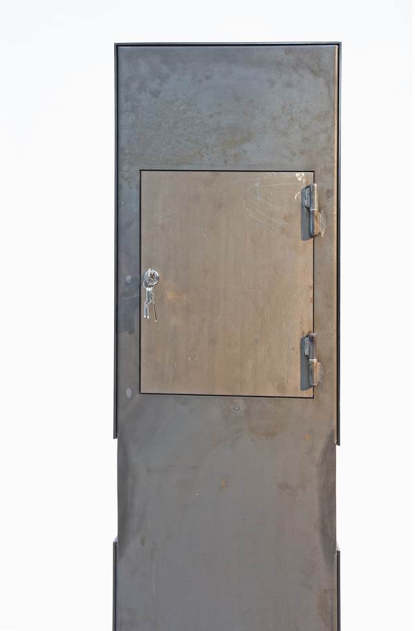 Aussergewöhnlicher Standbriefkasten mit rostiger Patina