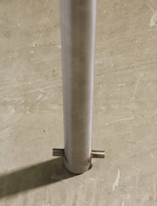 Schild mit Pfosten aus Edelstahl