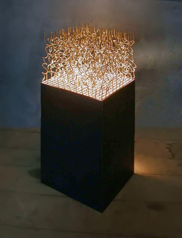 Skulptur mikt vergoldeten Drähten