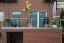 Balkongeländer aus Edelstahl, Sicherheitsglas und einer lackierten Balkonplatten Verkleidung