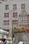 3-4 Meter hohe Blumen auf dem historischen Marktplatz von Hildesheim für das Stadtfest im Juni