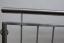 Franz.  Balkon aus Edelstahl mit vertikalen Relingsstäben