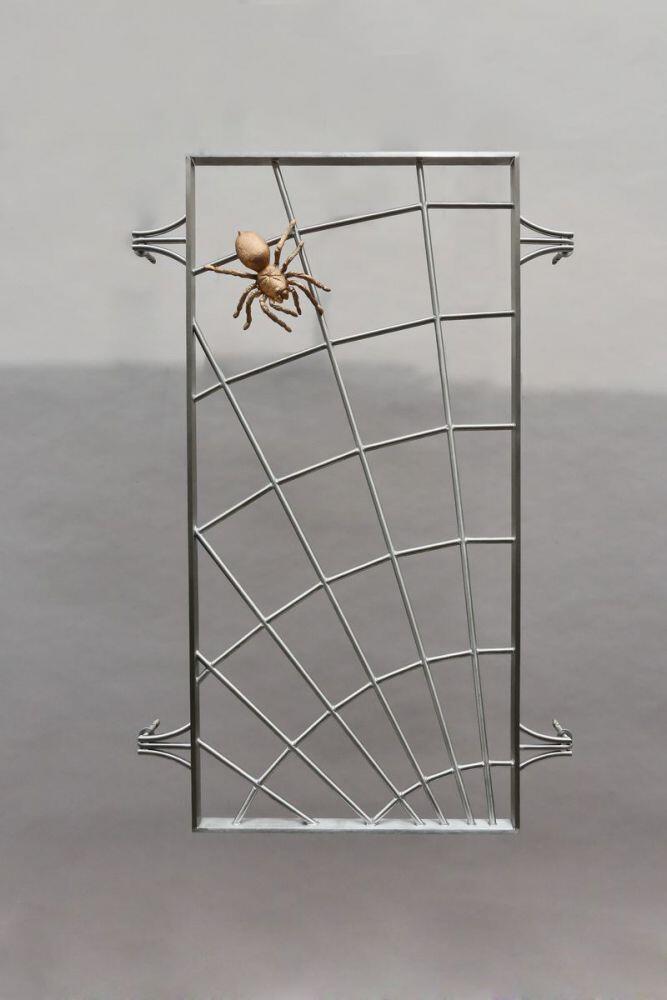 Dieses Spinnennetzgitter / Fenstergitter wurde mit Mauerankern zum Einkleben / Einmauern im Mauerwerk ausgestattet.