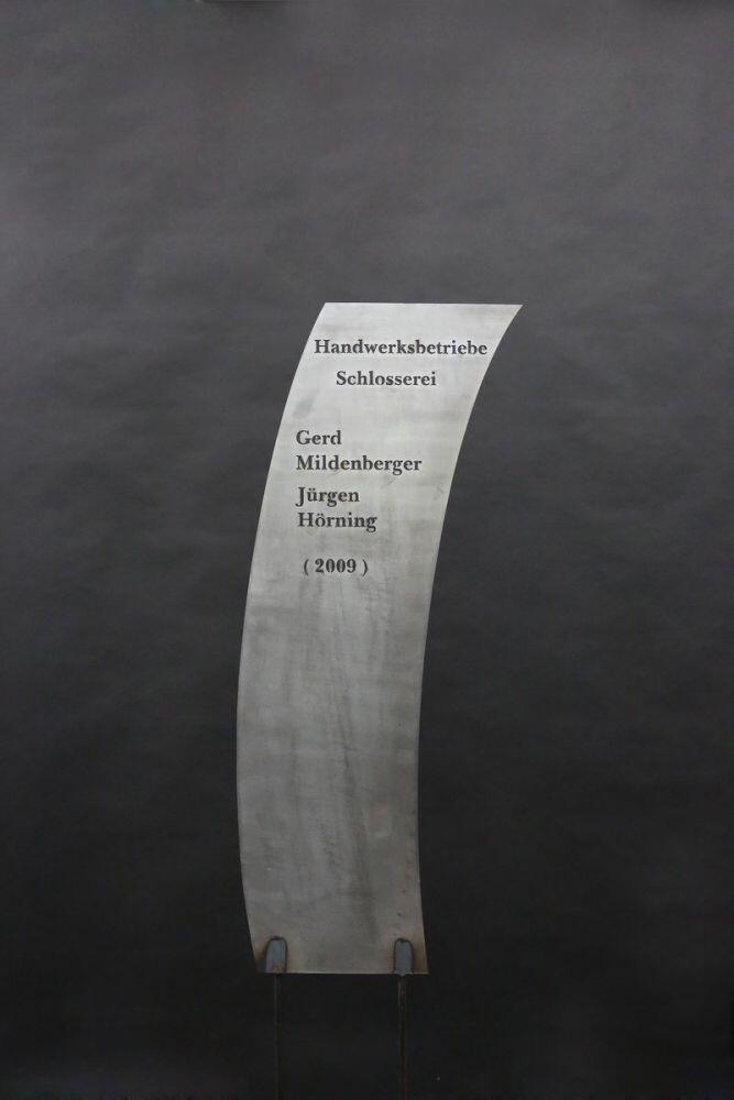 Stele aus Stahl mit Gravur