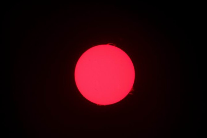 Einzelaufnahme der Sonne mit schönen Protuberanzern am 5.6.11