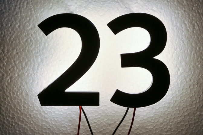 Hausnummer 23 mit LED pulverbeschichtet