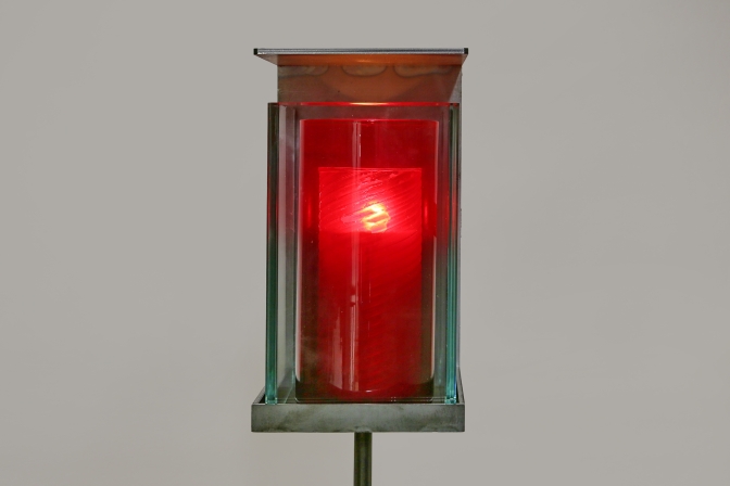 Grablicht mit rotem Kerzenglas