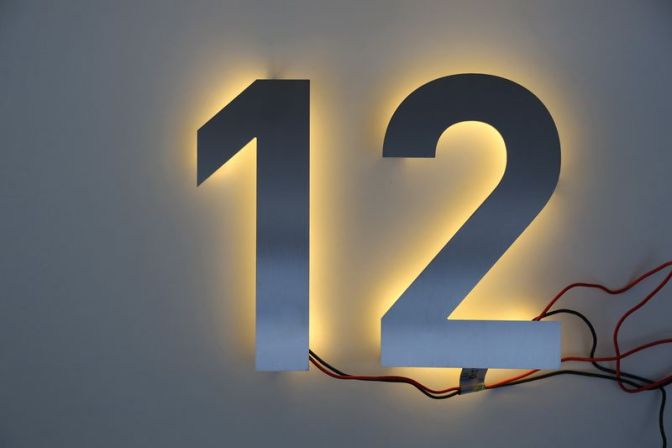 Hausnummer  "12 " aus Edelstahl mit LED-Beleuchtung