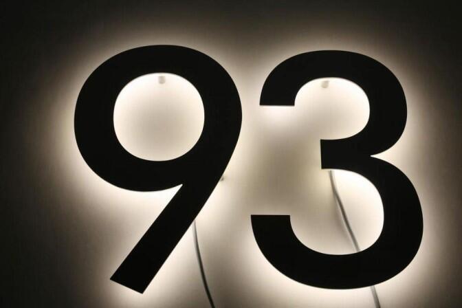 LED Hausnummer  "93 " aus Edelstahl
