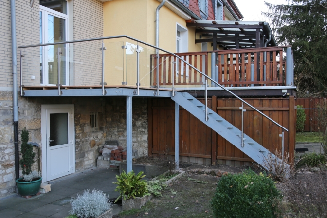 Terrasse, Treppe und Geländer