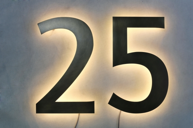 zweistellige Hausnummer 25 aus Tombak mit LED Beleuchtung