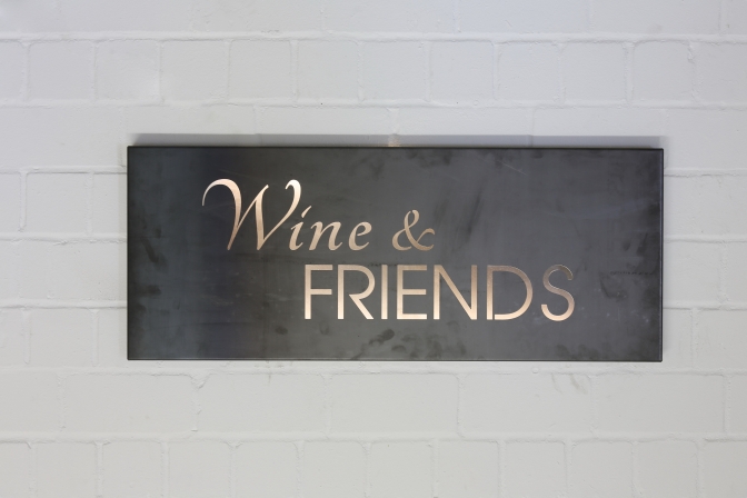 Schild Wine & Friends