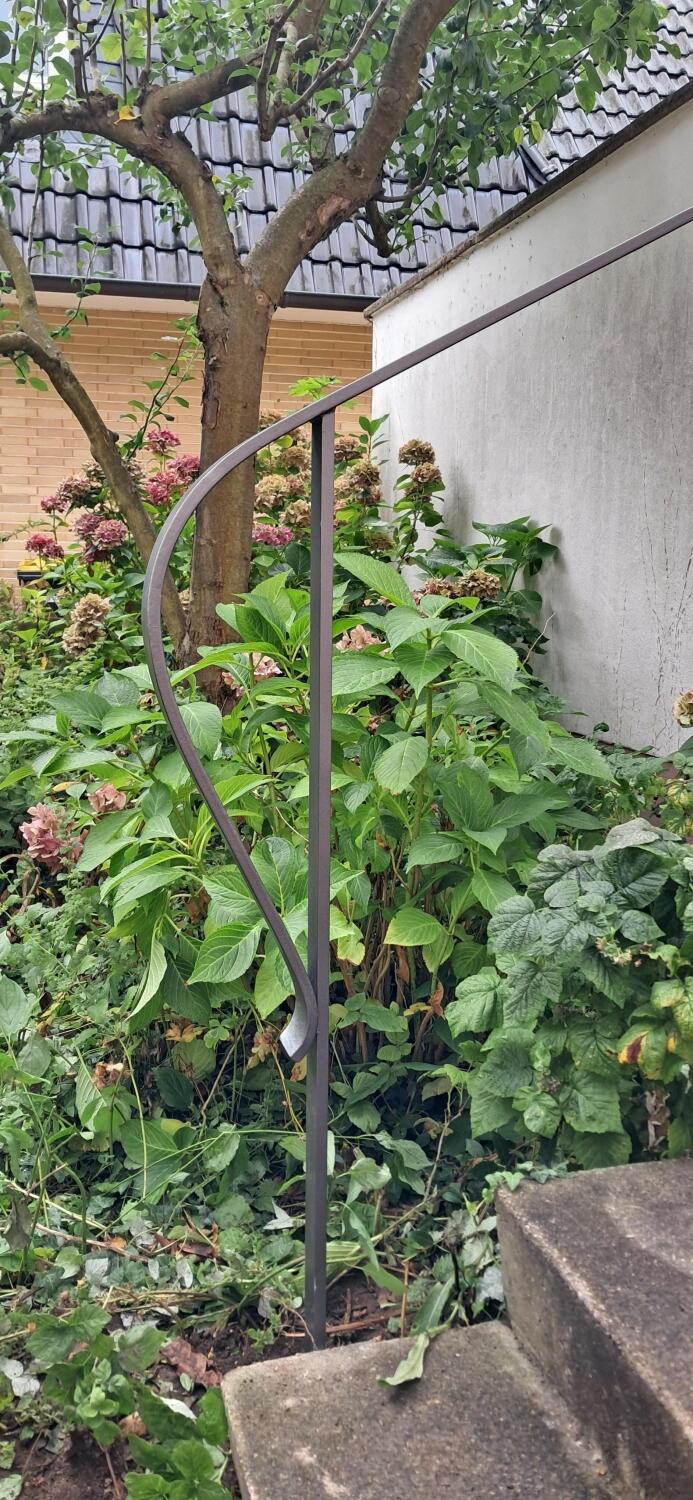 Treppengeländer aus feuerverzinktem ind lackiertem Stahl