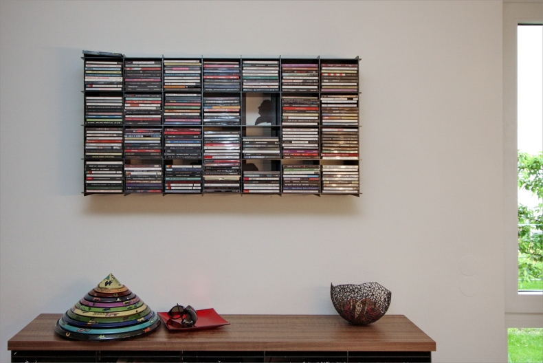 CD-Regal aus Stahl mit stählernen Komponisten in der Rückwand - CD Regal mit Musiker