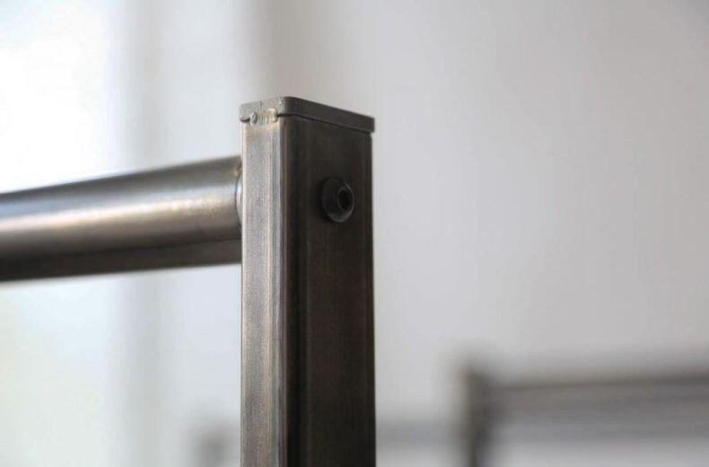 3 Stück Garderoben und Kleiderbügel aus Zunderstahl