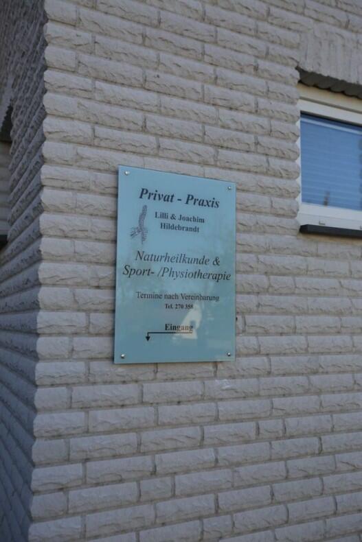 Bedrucktes Glasschild für eine Privat-Praxis