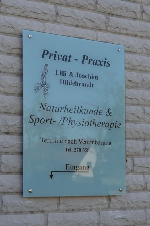 Bedrucktes Glasschild für eine Privat-Praxis
