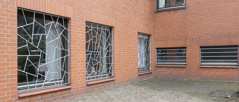 super Fenstergitter im Flachstahl Rahmen - Gitter mit Schmitzstruktur