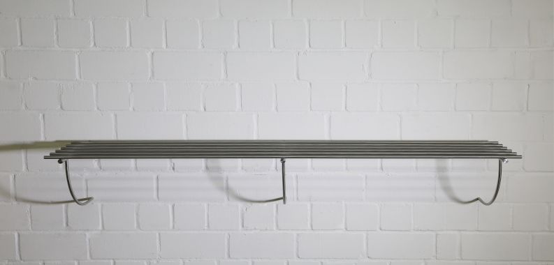 Handtaschenablage aus Edelstahl mit Aussteiffungen