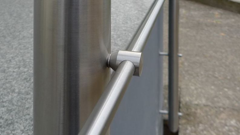 Hier fühlt man sich willkommen. Vordach, Windschutz und Geländer in lichter, leichter, fast schon