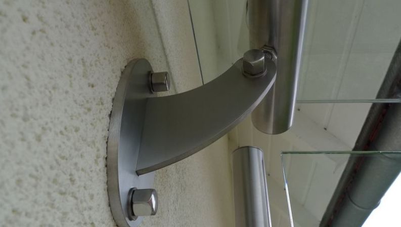 Hier fühlt man sich willkommen. Vordach, Windschutz und Geländer in lichter, leichter, fast schon