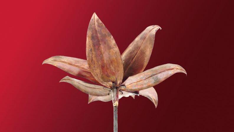 Glasblume aus patiniertem Kupfer und einer gelben Glaskugel