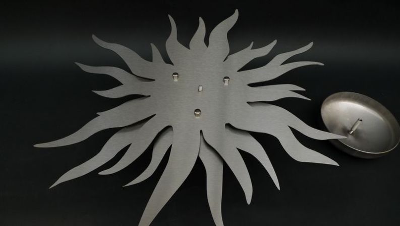 Dreidimensionale Sonne aus Edelstahl mit LED hinterleuchtet, Ø ca. 62 cm mit LED Hinterleuchtung