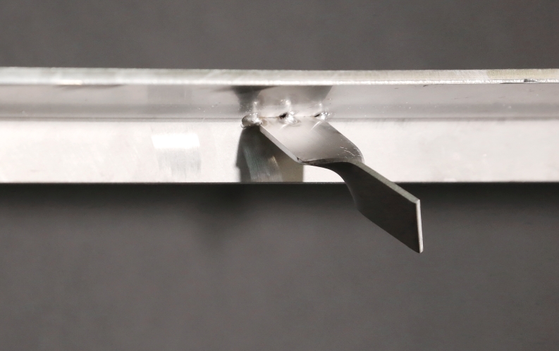 Robuste Bodenschiene aus Edelstahl für eine Garageneinfahrt