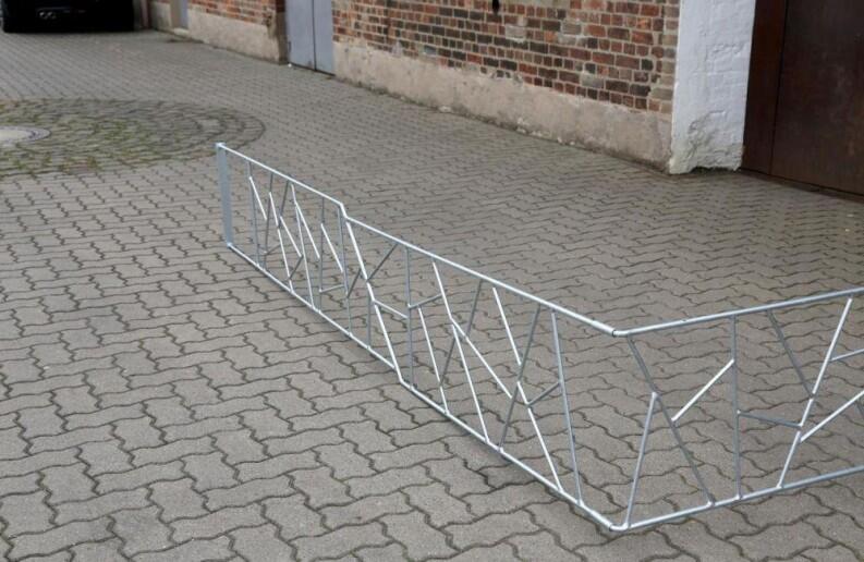 Filigraner Rosenbogen mit Schmitzstruktur