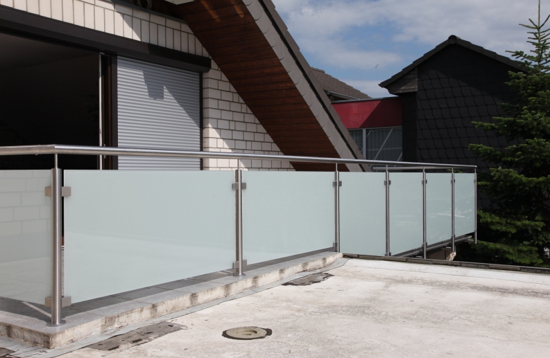 Balkongeländer satiniertes Glas